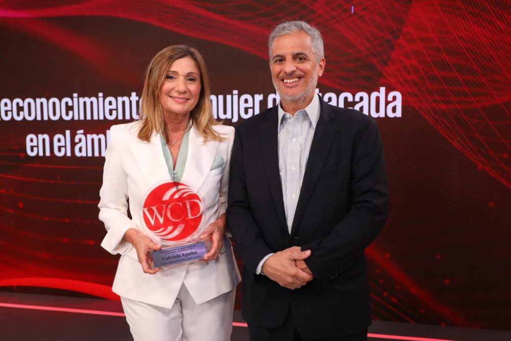 LaQuintapata,  Néstor Néstor entregando el reconocimiento a Gabriela Aguilar